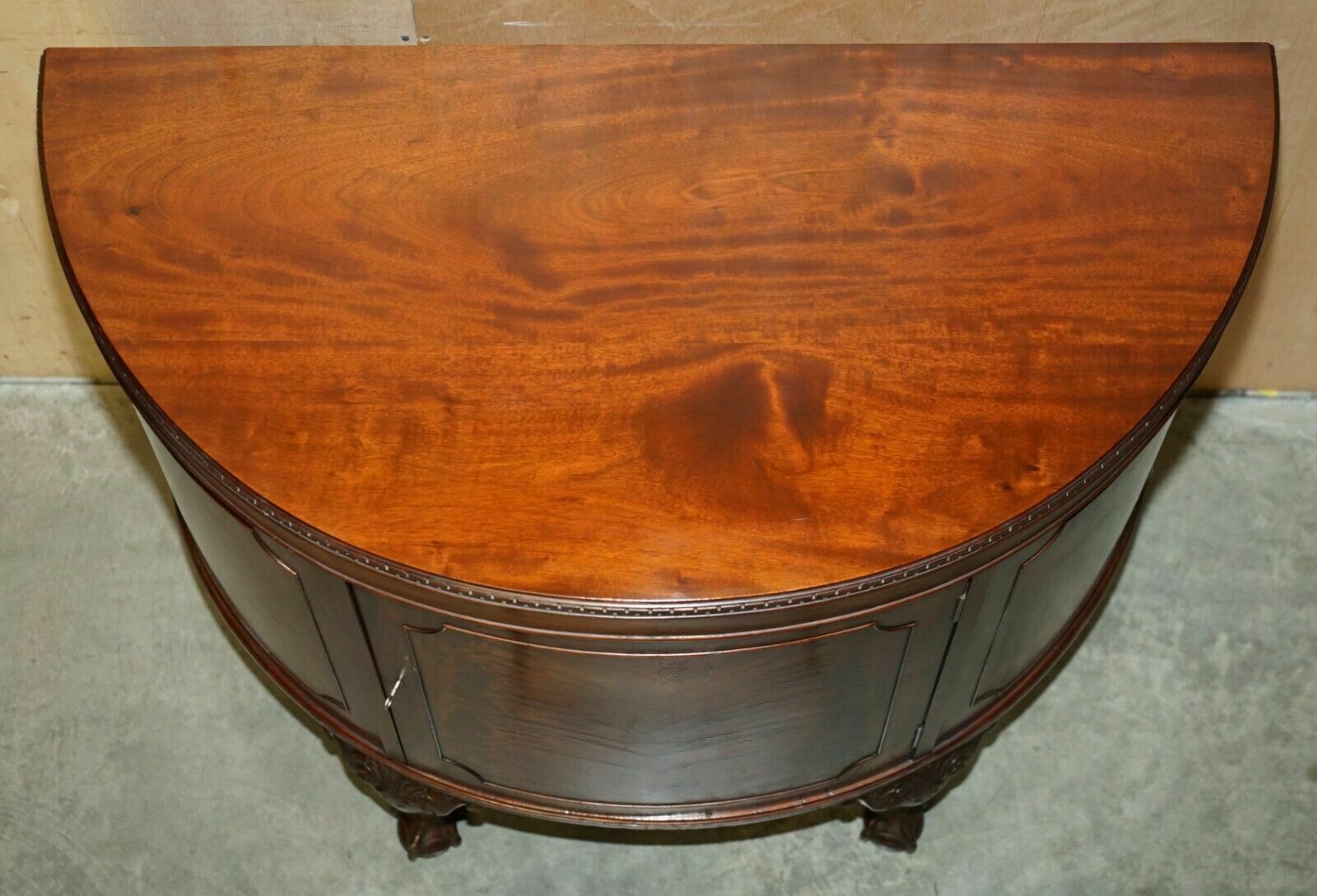 photo vintage Fully Restored Antique Flamed Mahogany Claw & Ball Foot Demi Lune Sideboard