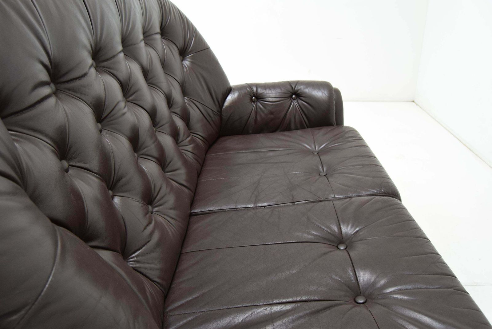 photo vintage Mid Century Leatherette Two Seat Sofa, 1990's.