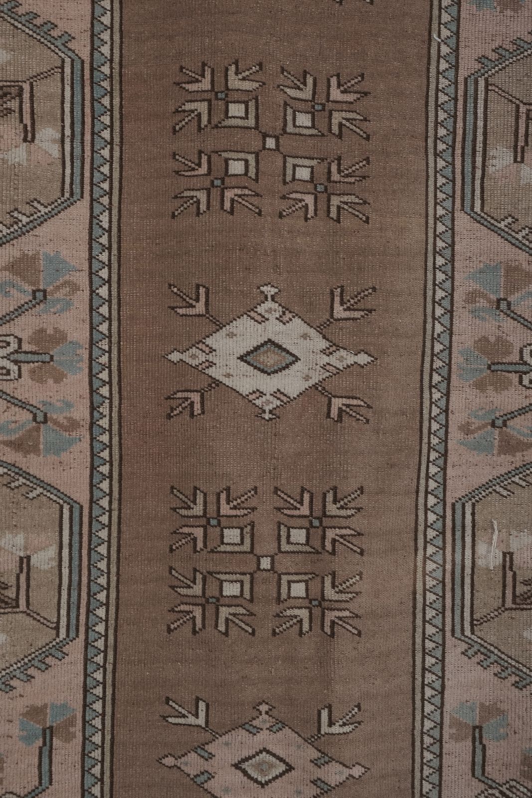 photo furniture Decoratief Turks Oushak vloerkleed met zachte, gedempte kleuren voor de woonkamer