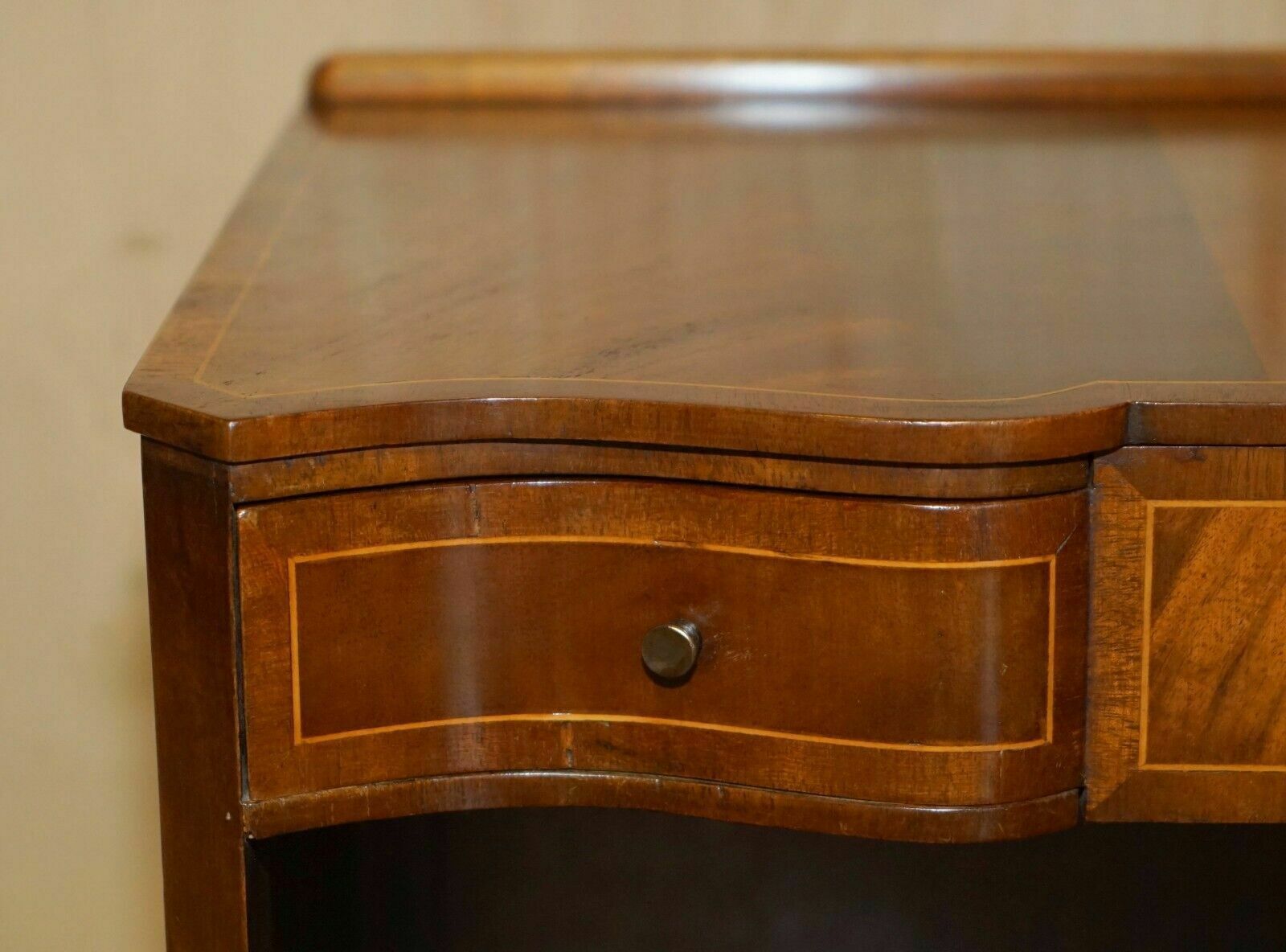 Pair Of Antique Restored Serpentine Fronted Flamed Mahogany Side End Lamp Tables photo vinterior