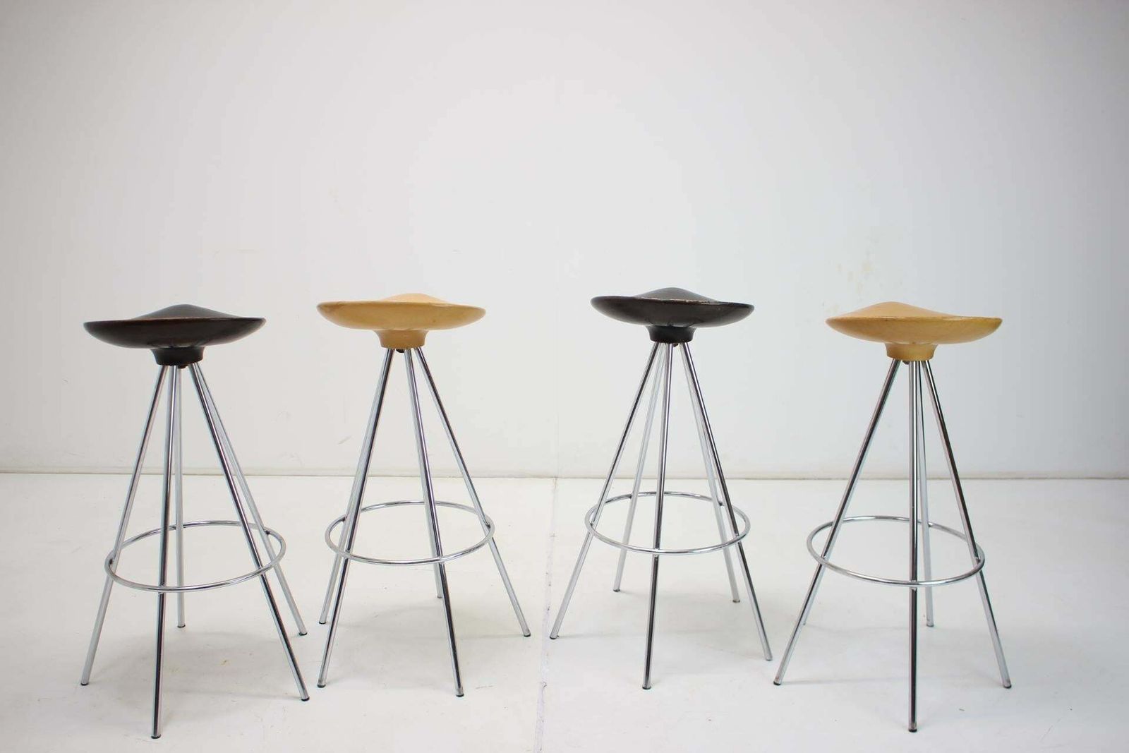 photo vintage Set Of Four Beech Jamaica Bar Stools By Pepe Cortés, 1990s
