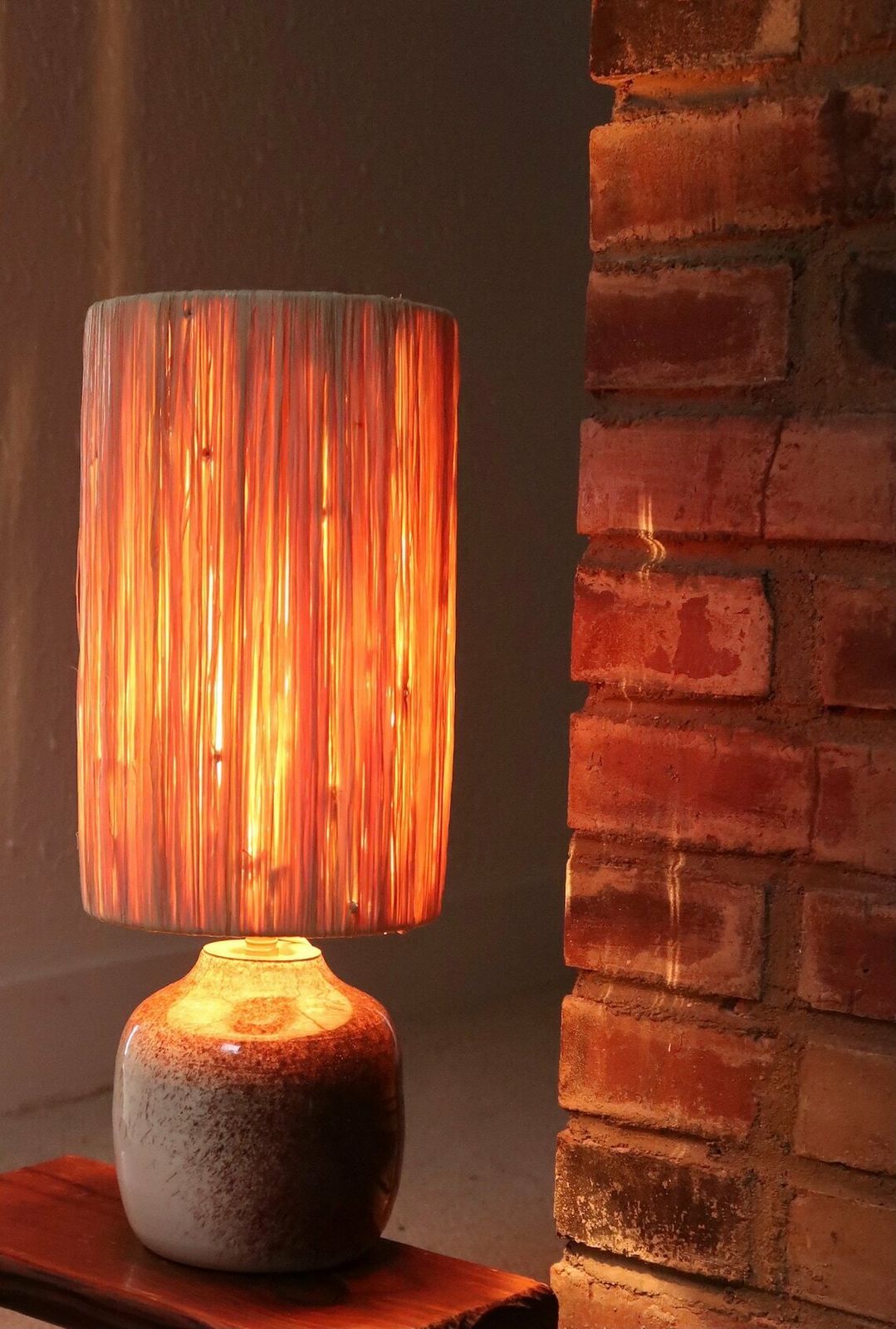 Lampe de table française en céramique marron et blanche, abat-jour en raphia, années 1970 / Vintage, Pastel, Boho Chic, Lighting photo Luminaires