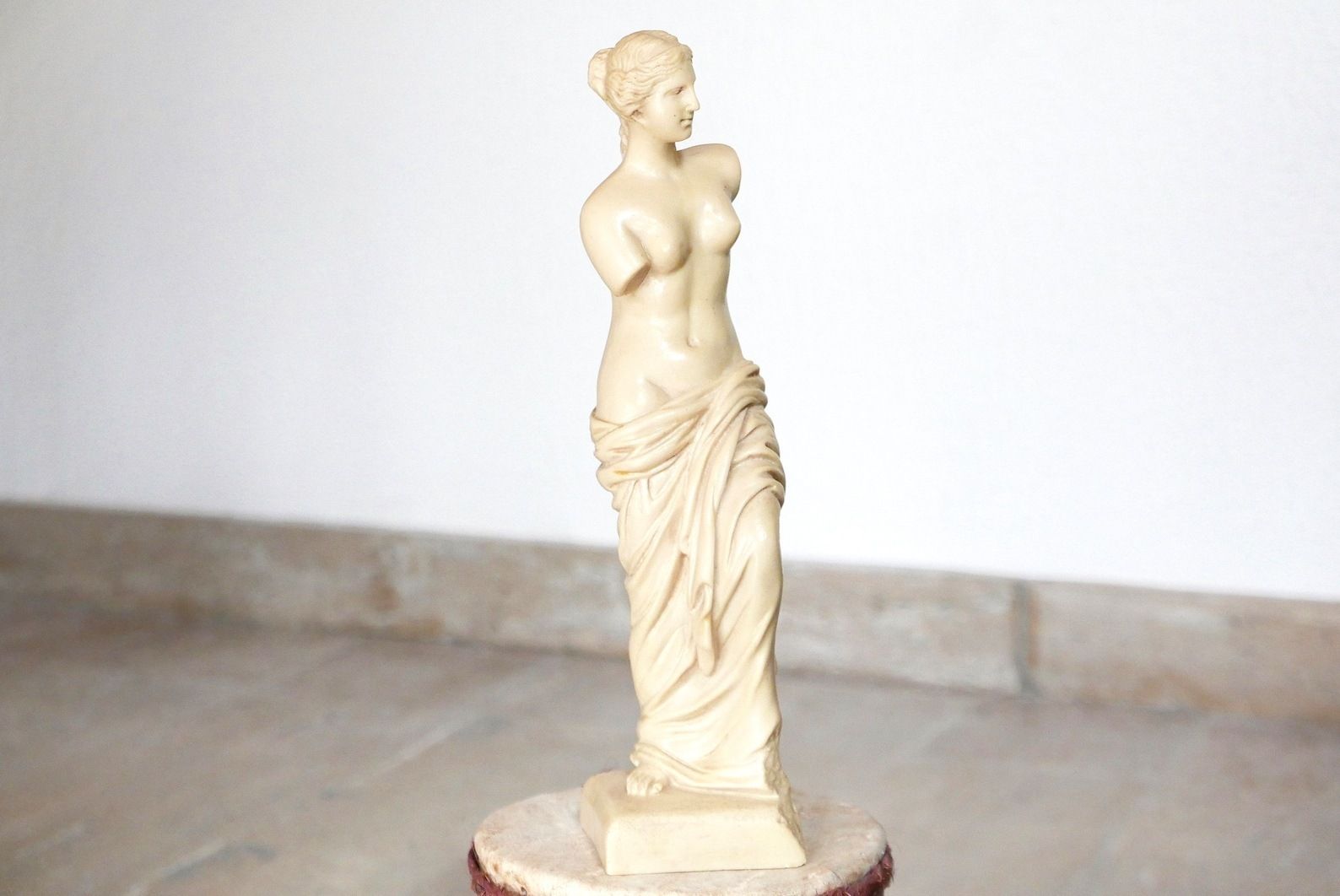 Statuette en résine : sculpture Vénus de Milo, déesse Aphrodite, fabriquée en Italie, années 1970 / Grèce d'époque, dieux grecs, mythologie, femme, art