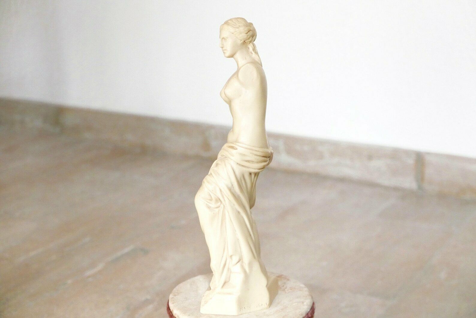 Statuette en résine : sculpture Vénus de Milo, déesse Aphrodite, fabriquée en Italie, années 1970 / Grèce d'époque, dieux grecs, mythologie, femme, art photo for sale