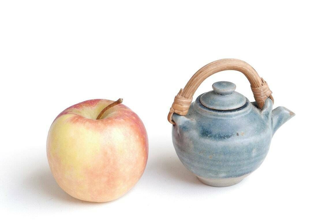 Théière miniature en céramique, années 1970, bleue, poupée, vintage, dinette
