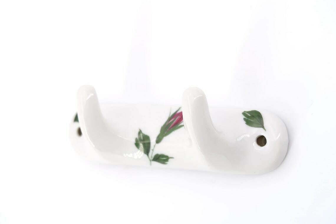 Patères porte-serviettes en porcelaine de Limoges Chapus Frères, décor floral, années 1960 / Limosanit, salle de bain, blanc, rose