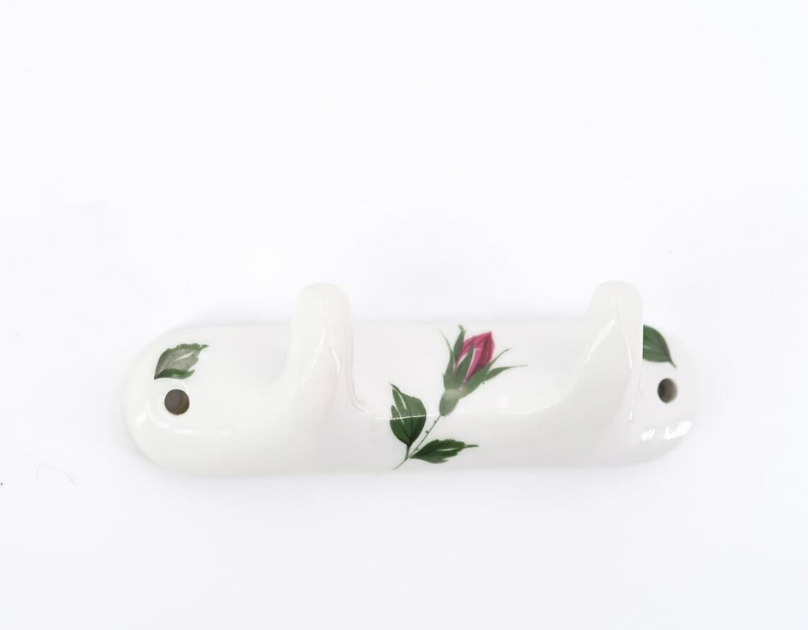 Patères porte-serviettes en porcelaine de Limoges Chapus Frères, décor floral, années 1960 / Limosanit, salle de bain, blanc, rose photo for sale