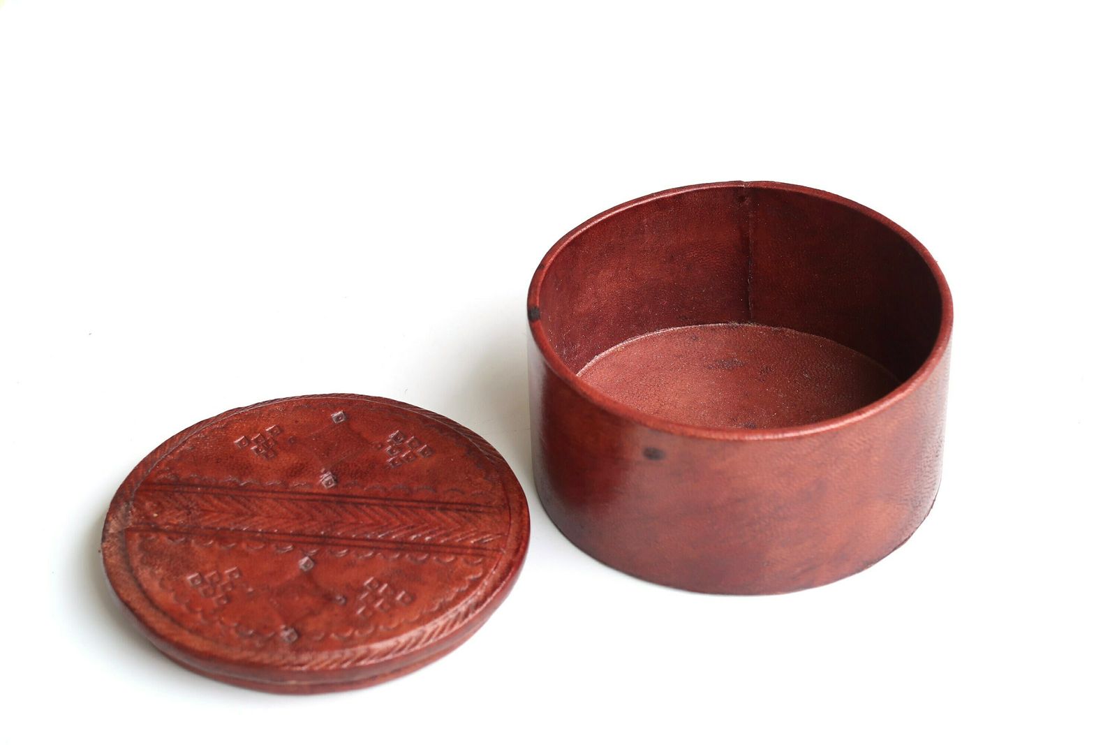 Touareg Hammered Bruinleren Sieradendoos, Ca. Jaren 1970 / Boho Chic Bohemian Folk Afrikaans Handwerk photo for sale