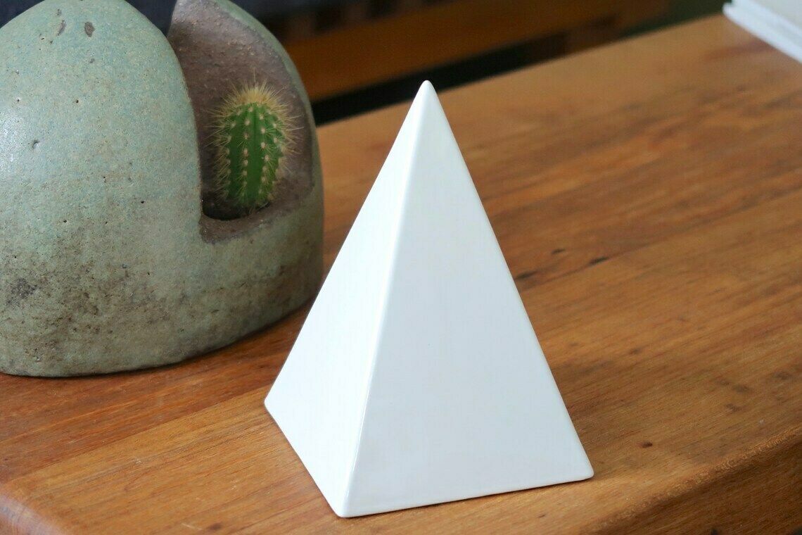 Keramieken Piramidesculptuur, Ca. Jaren 1970 / Wit, Minimalistisch, Boho Chic, Geluksbrenger Talisman Folk photo for sale