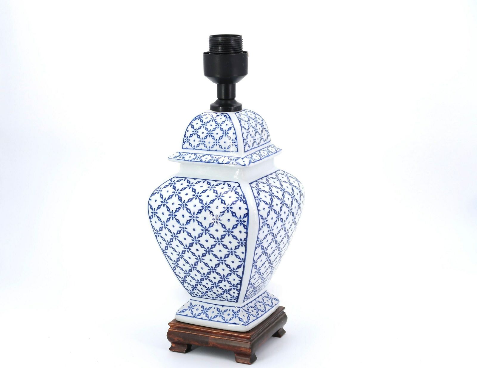 Lampe de table en porcelaine blanche, décor bleu et socle en bois, années 1980 / Chine, Asie