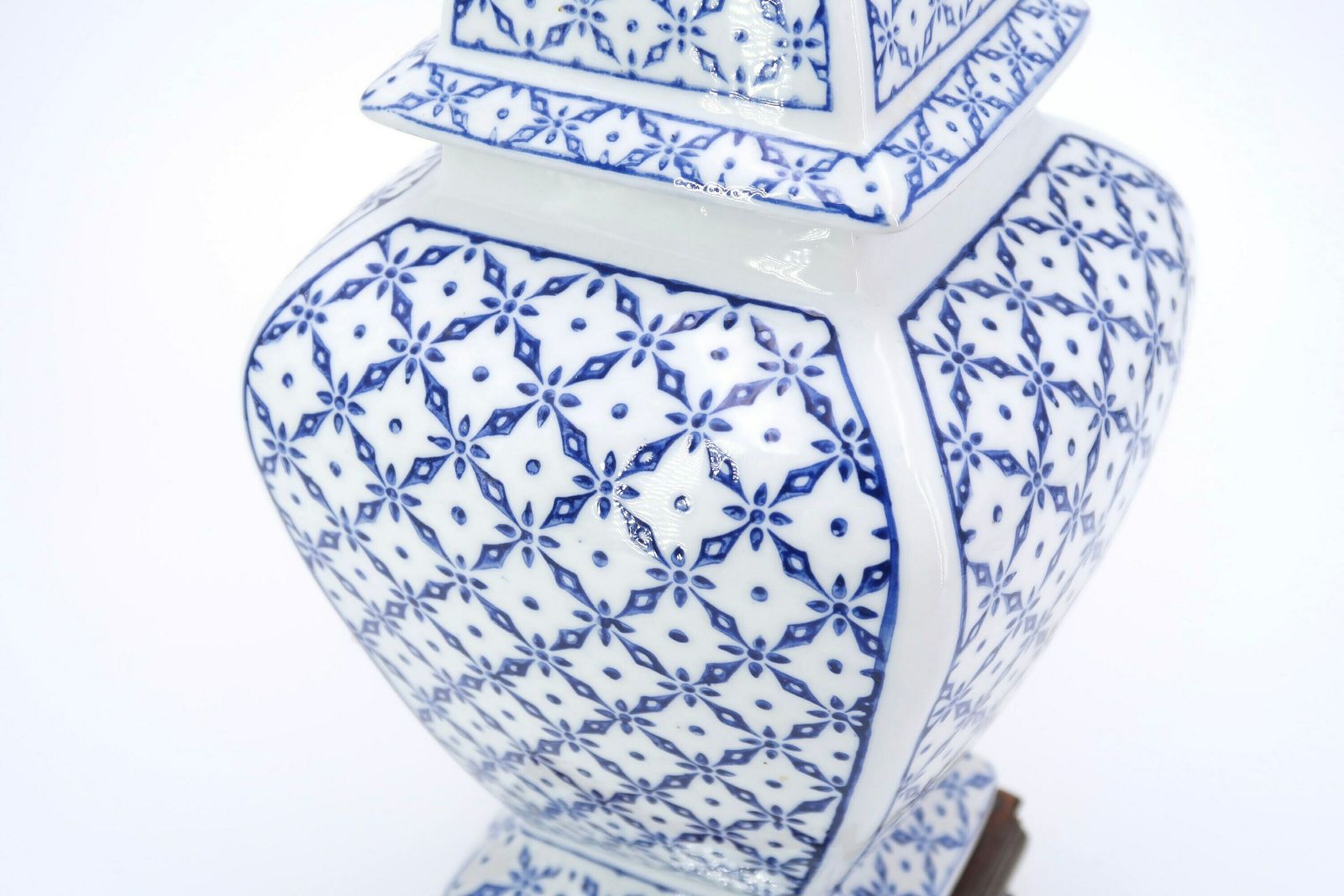Chinese White Porcelain Table Lamp, Blue Decor And Wooden Base, 1980s / China, Asia photo vinterior