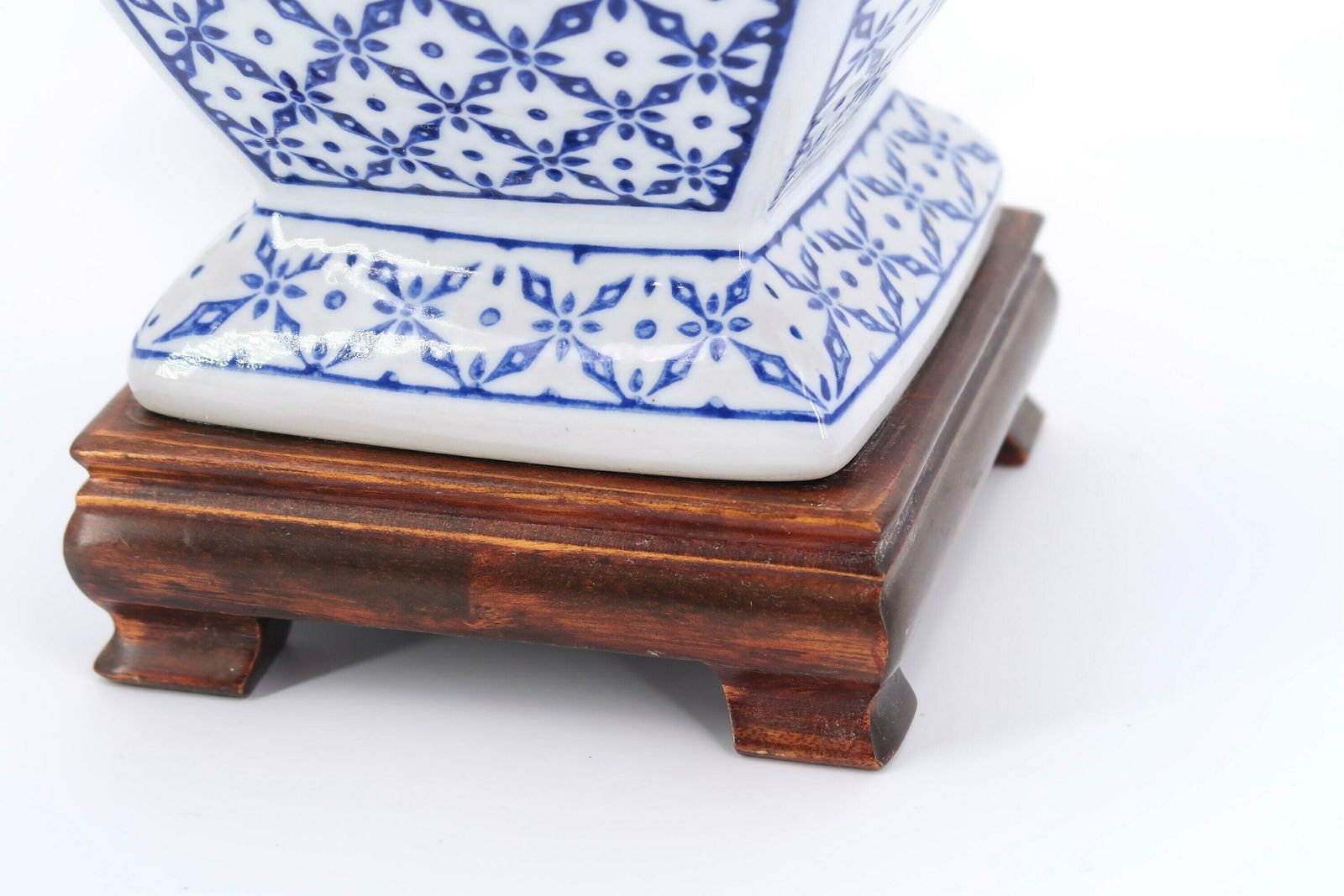 Lampe de table en porcelaine blanche, décor bleu et socle en bois, années 1980 / Chine, Asie photo buy