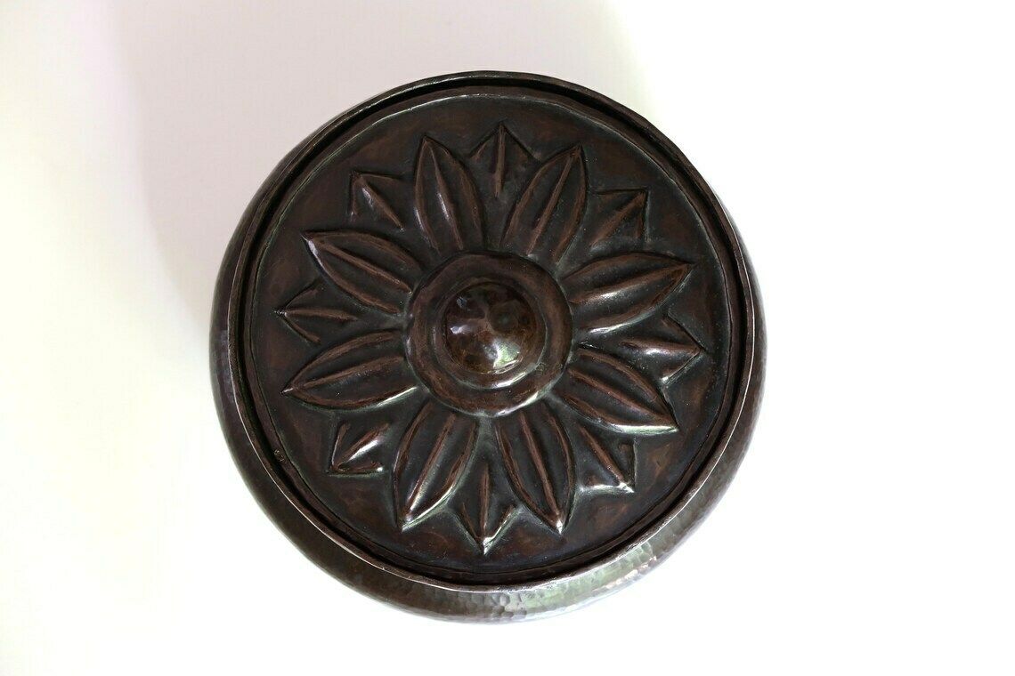Marokkaans Gehamerd Koperen Doosje, Koperwerk, Jaren 1970 / Boho Chic, Folk, Tribal, Opbergen, Bohemian, Ethnic, Sieradendoos photo furniture