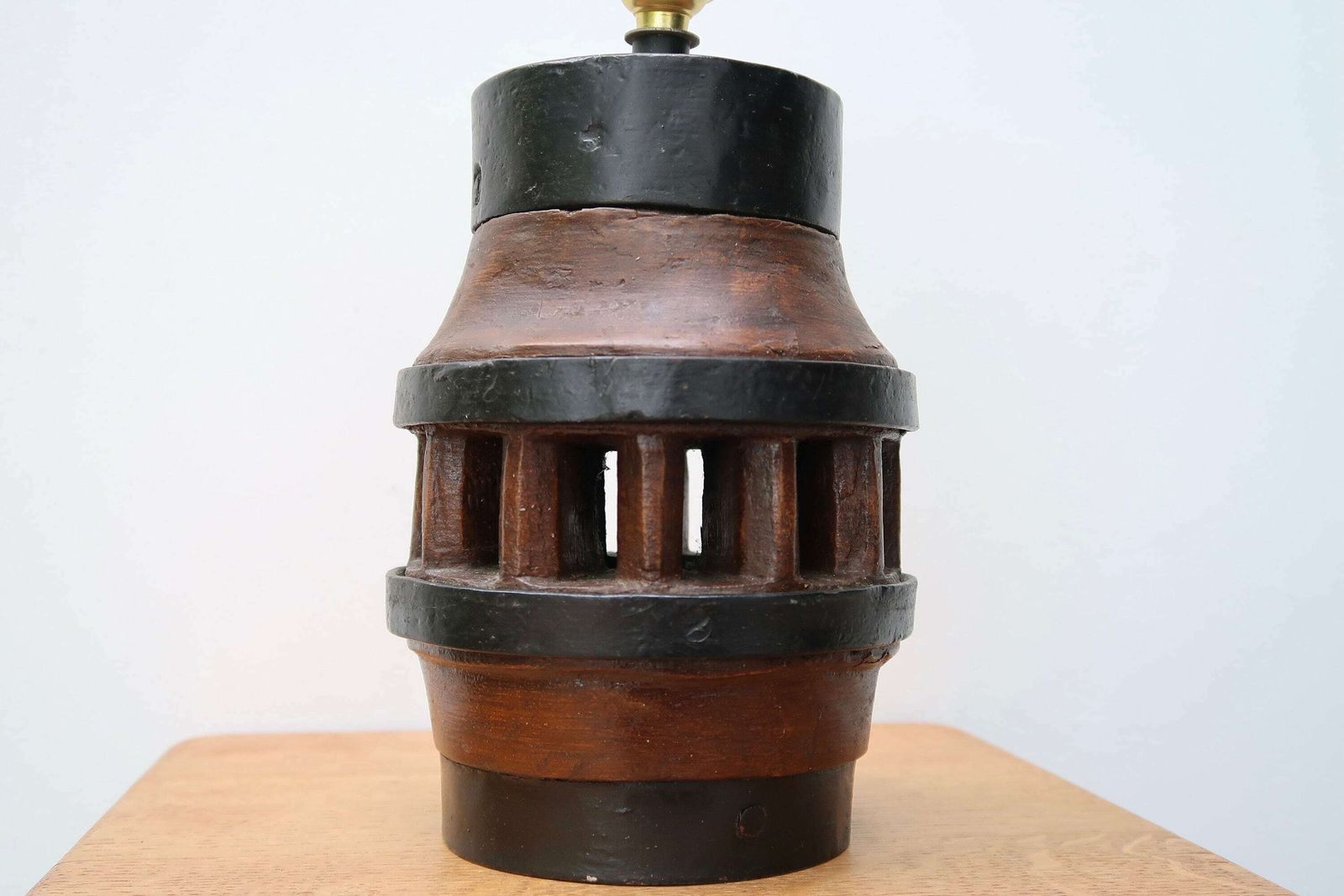 Lampe de table française en bois et fer, folk art, années 1970, rustique, farmhouse, trépied en bois, boho chic photo Luminaires