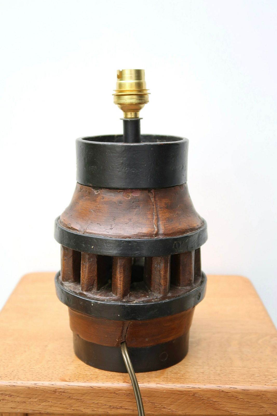 Franse Houten En Ijzeren Tafellamp, Folk Art, Jaren 1970 / Rustiek, Landelijk, Houten Driepoot, Boho Chic photo vinterior