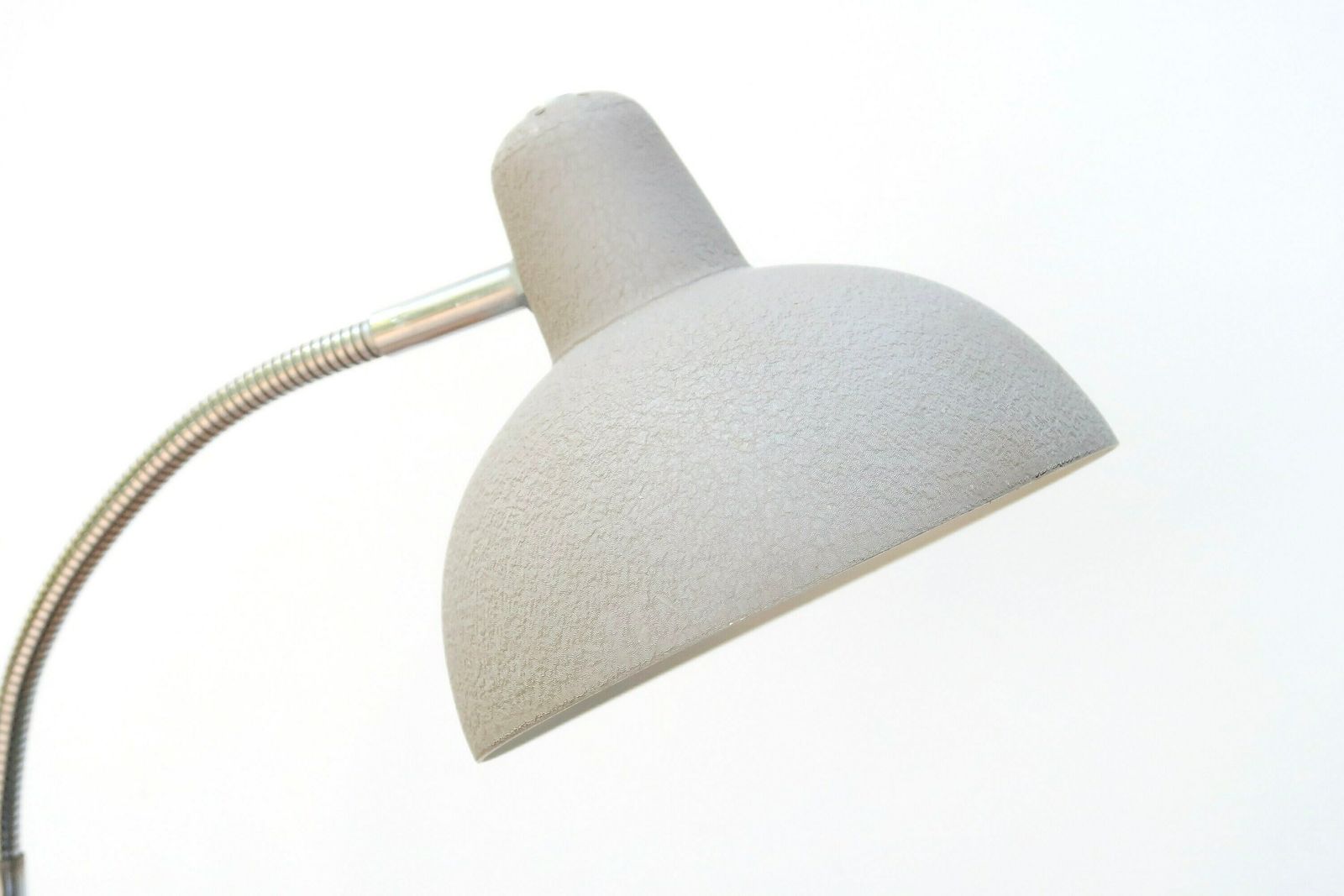 Franse Gelede Grijze Bureaulamp, Ca. Jaren 1950 / Vintage, Mid Century Modern photo Verlichting