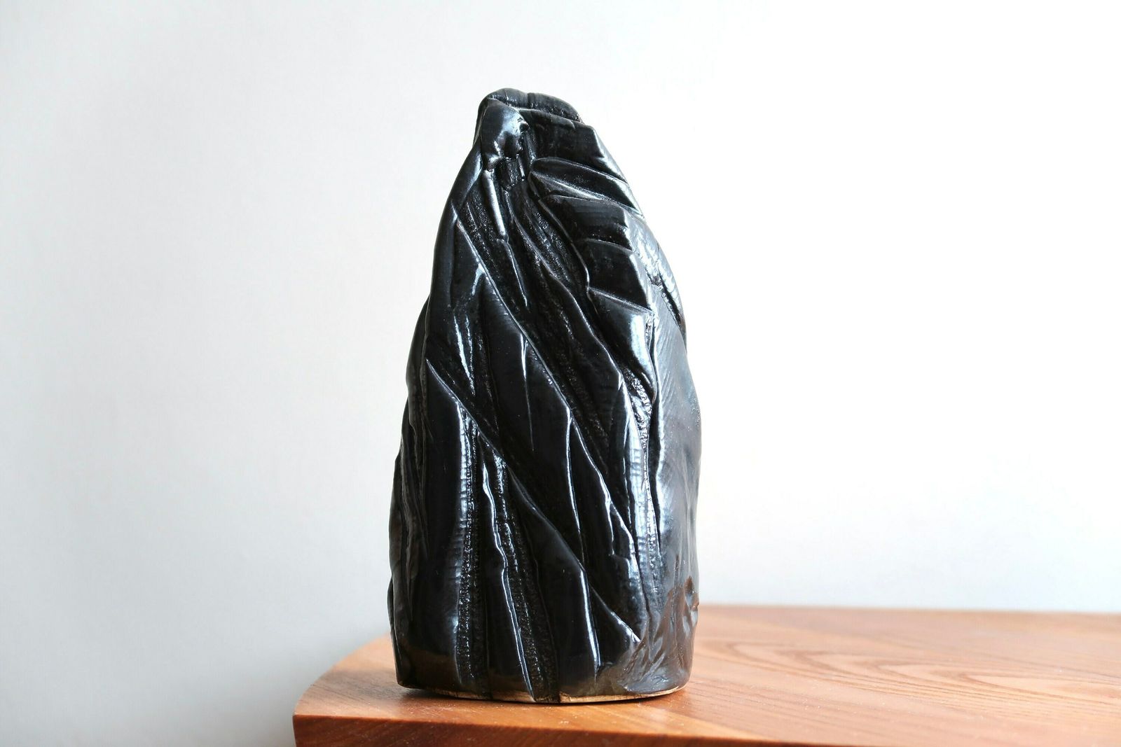 Minimalistische Zwarte Keramische Sculptuur "Cliff", Jaren 1970 / Kiezelsteen, Abstract, Kunst, Presse Papier