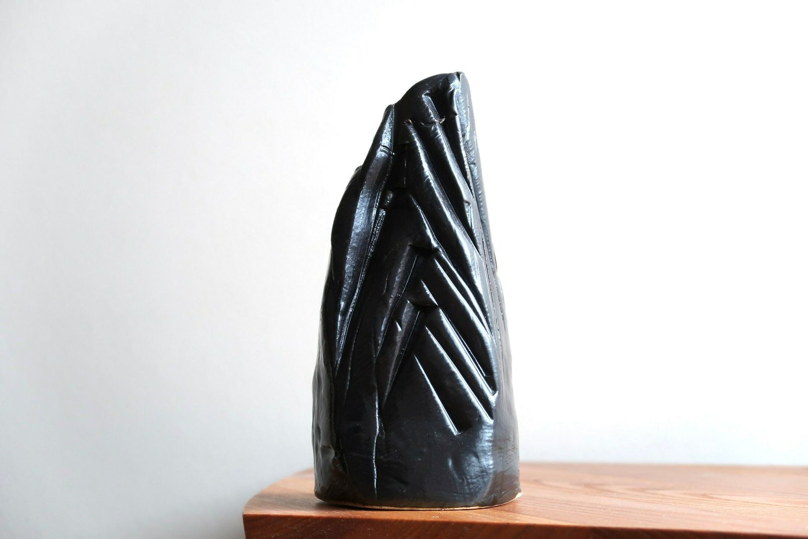 Minimalistische Zwarte Keramische Sculptuur "Cliff", Jaren 1970 / Kiezelsteen, Abstract, Kunst, Presse Papier photo furniture
