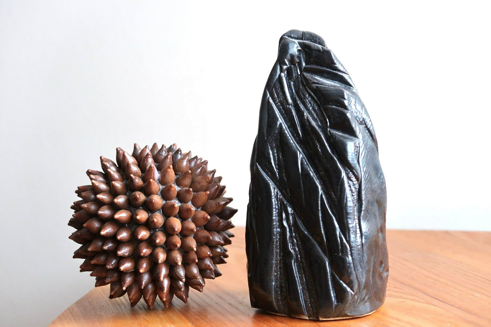 Minimalistische Zwarte Keramische Sculptuur "Cliff", Jaren 1970 / Kiezelsteen, Abstract, Kunst, Presse Papier photo vinterior
