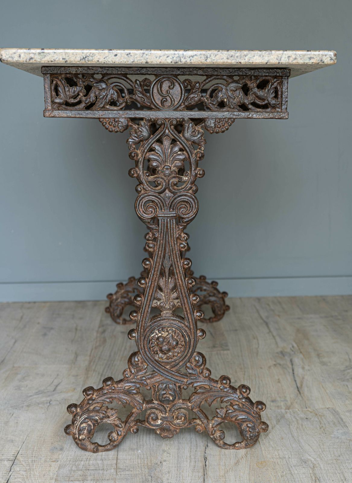 photo vinterior Antique Marble Topped French Iron Table