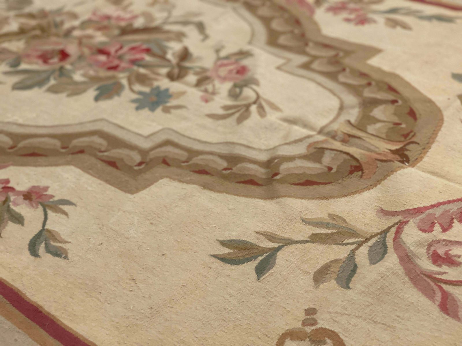 Red Traditional Aubusson Rug Handwoven Carpet Floral Wool Livingroom Rug photo Textiles