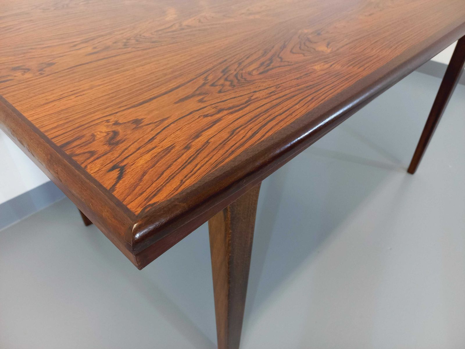 Table rectangulaire scandinave en palissandre photo vintage