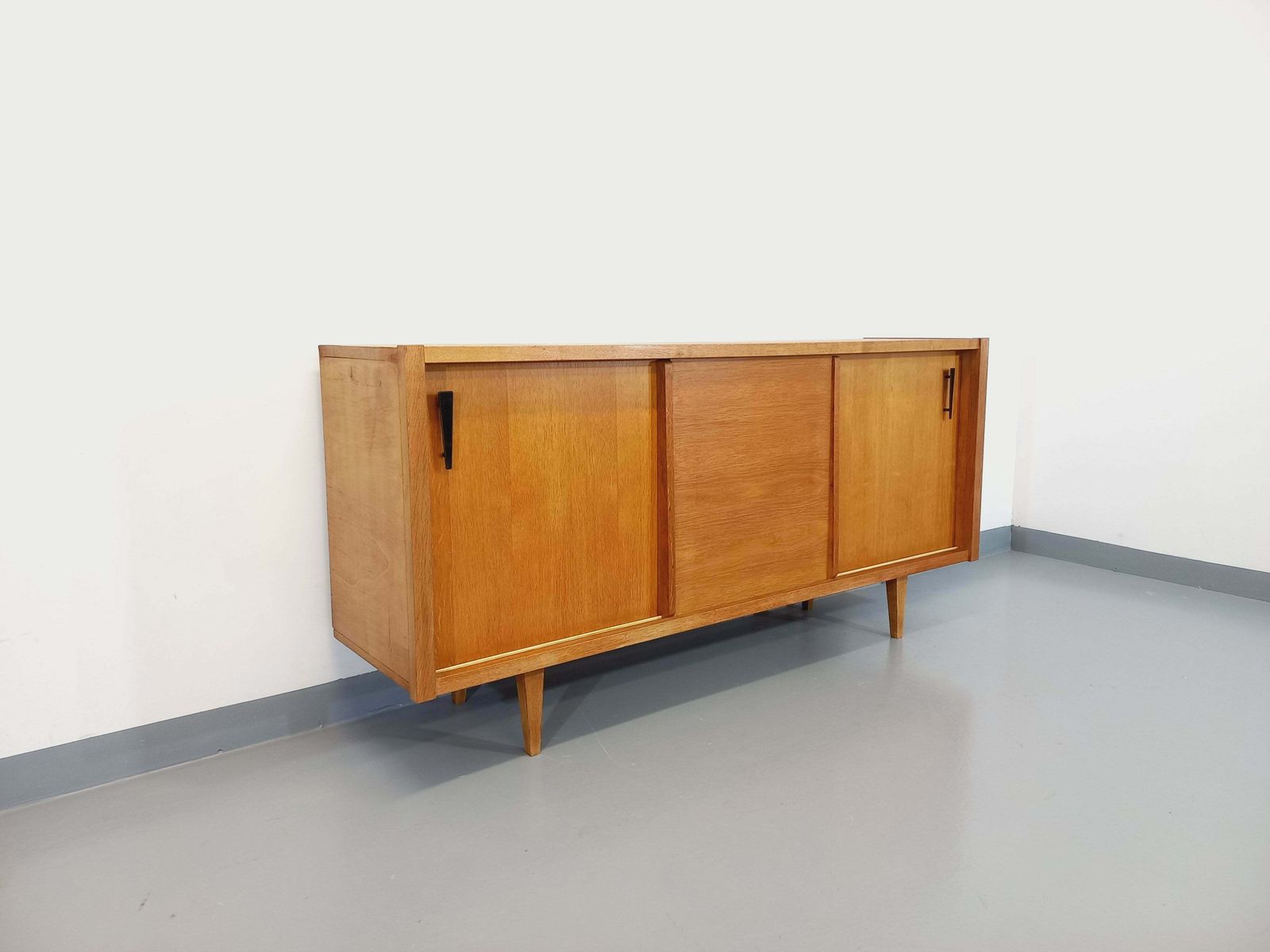 Buffet en chêne, années 1960, moderniste photo furniture