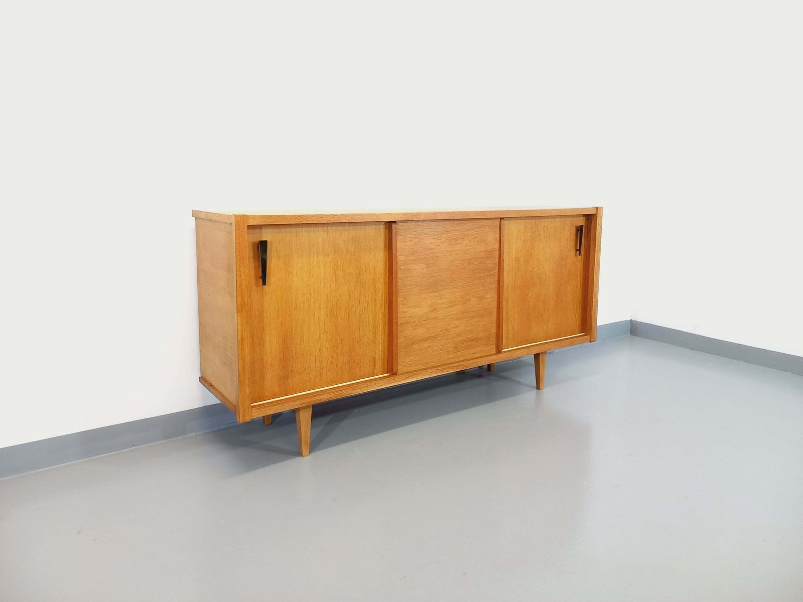 Eiken dressoir, jaren 1960, modernistisch