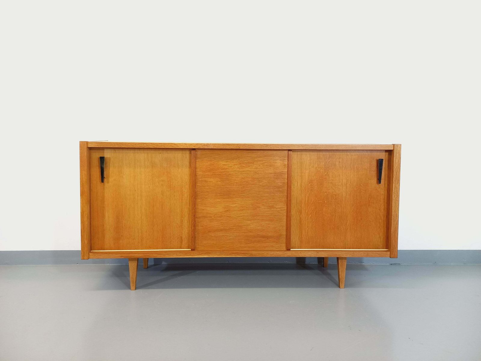 Buffet en chêne, années 1960, moderniste photo furniture