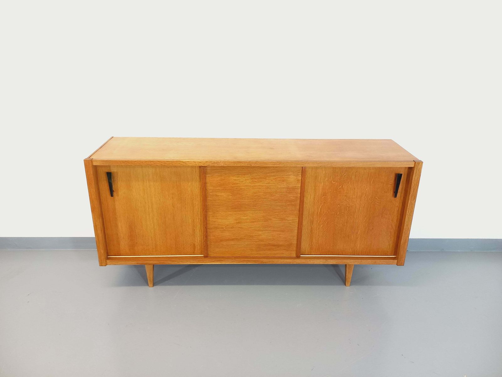 Buffet en chêne, années 1960, moderniste photo Mobilier