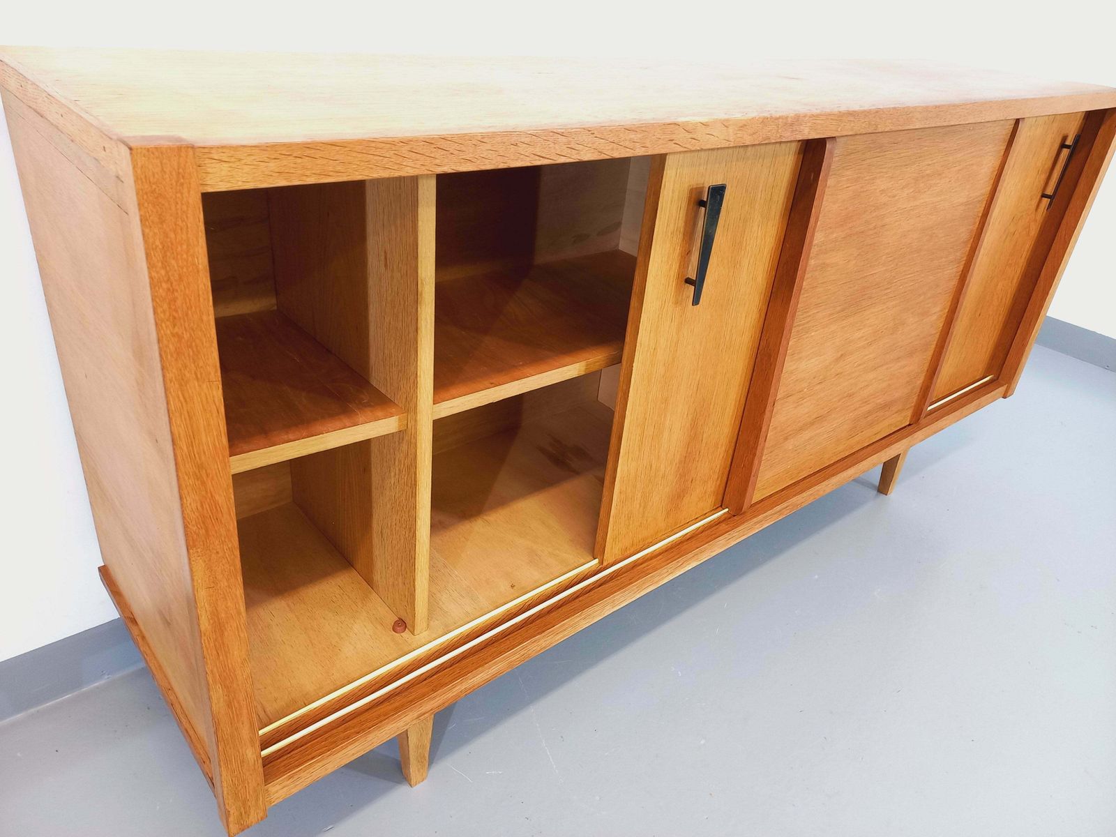 photo for sale Buffet en chêne, années 1960, moderniste
