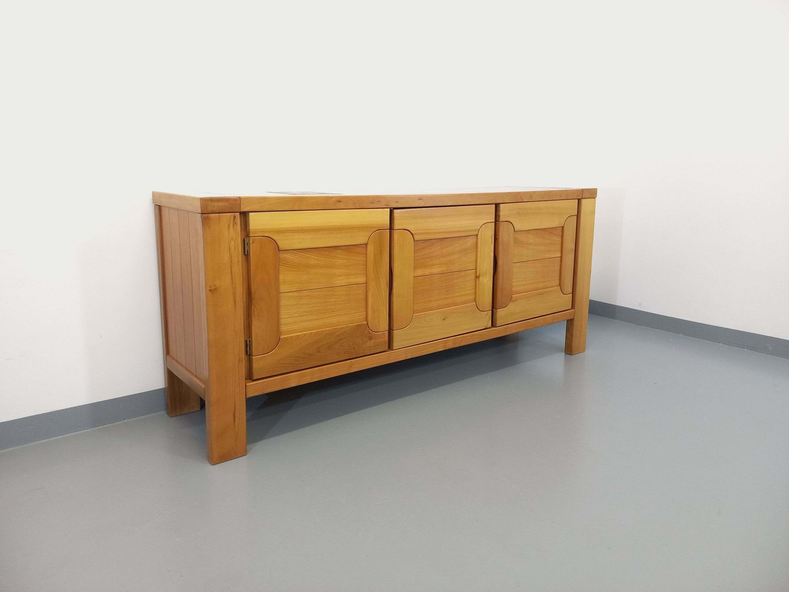 Buffet Maison Regain en orme, années 1970 photo for sale