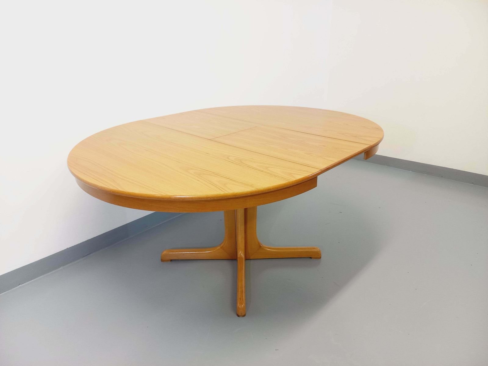photo furniture Table ronde en orme, années 1960, vintage