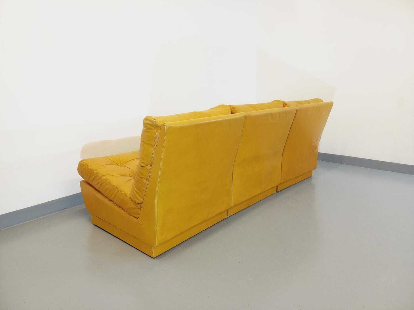 photo furniture 3 fauteuils Roche Bobois en cuir