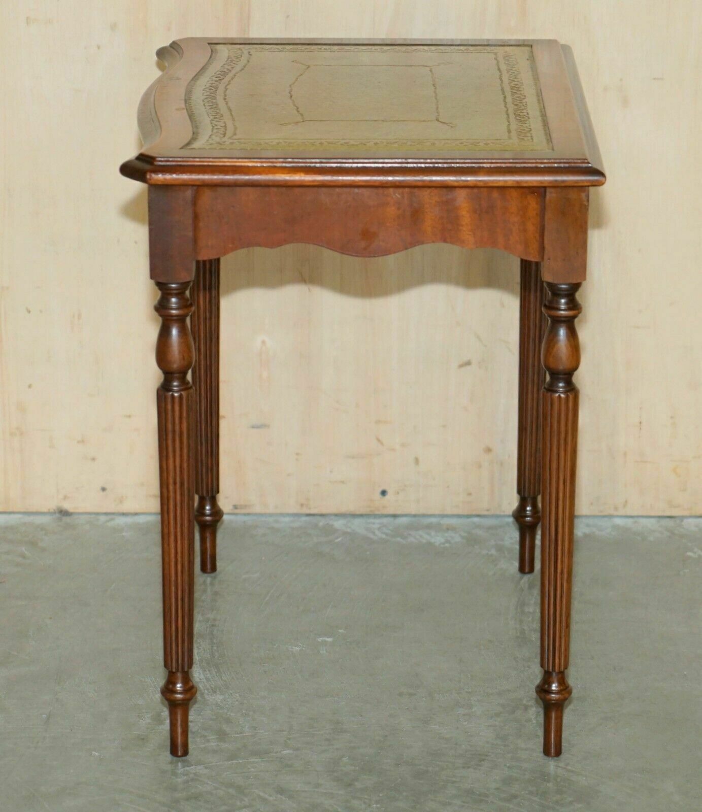 photo vintage Vintage Serpentine Fronted Green Leather & Mahogany Nest Of Three Tables