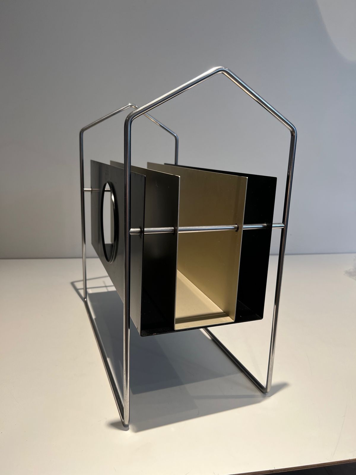 photo vintage Chrome Design Magazine Rack In Black And White Lacquered Metal