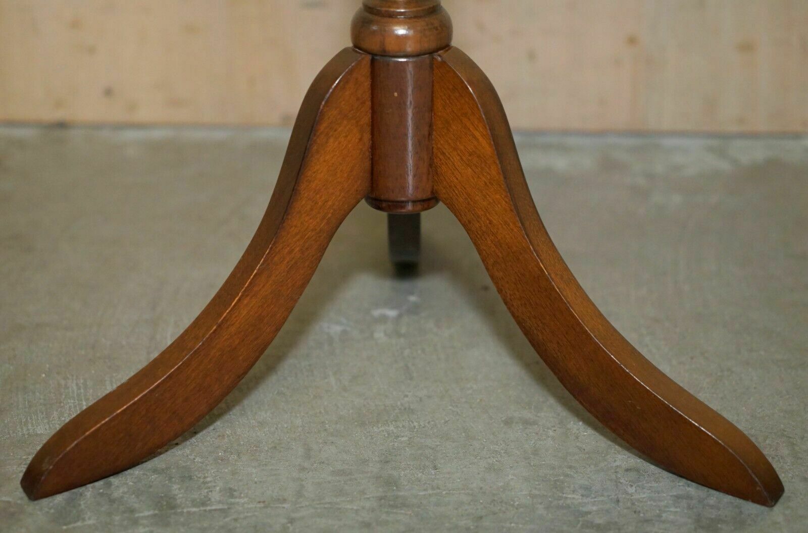 Pie Crust British Racing Green Leather Gold Leaf Tripod Side End Lamp Wine Table photo vintage