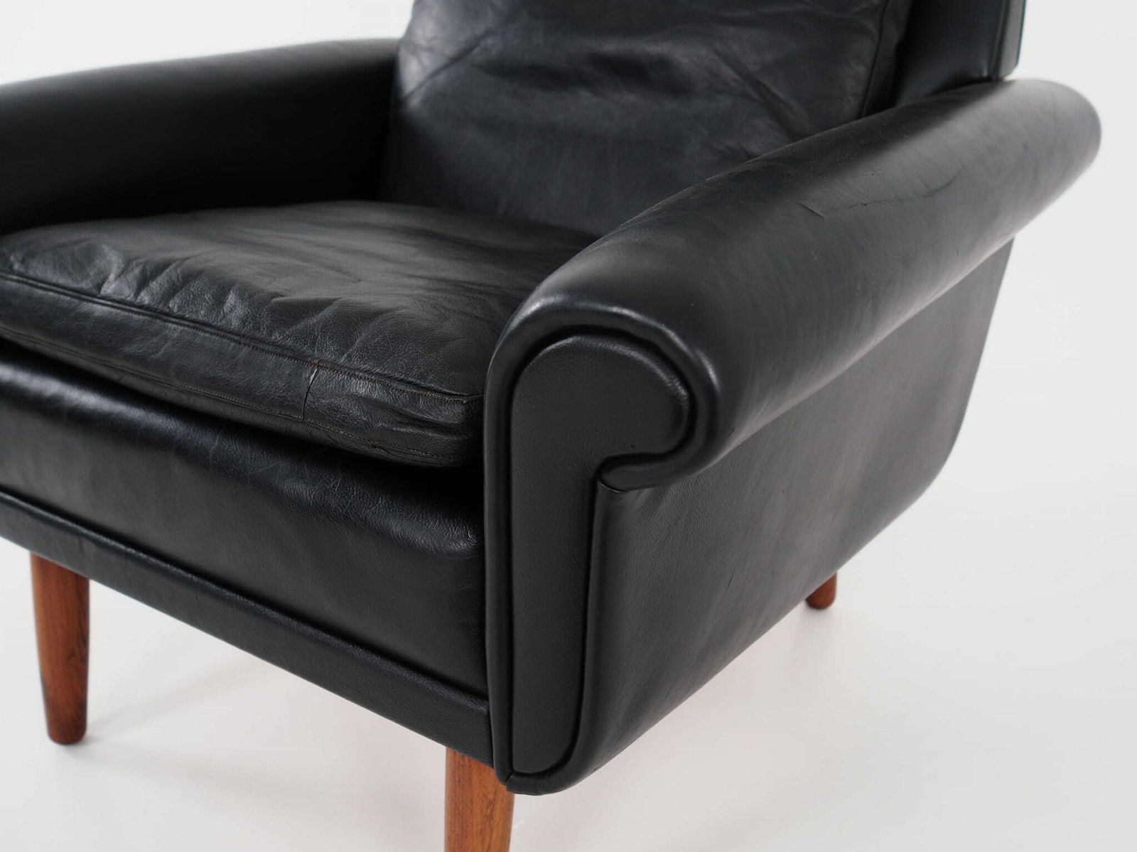 photo furniture Zwarte leren fauteuil, Deens design, jaren 1970, productie: Denemarken