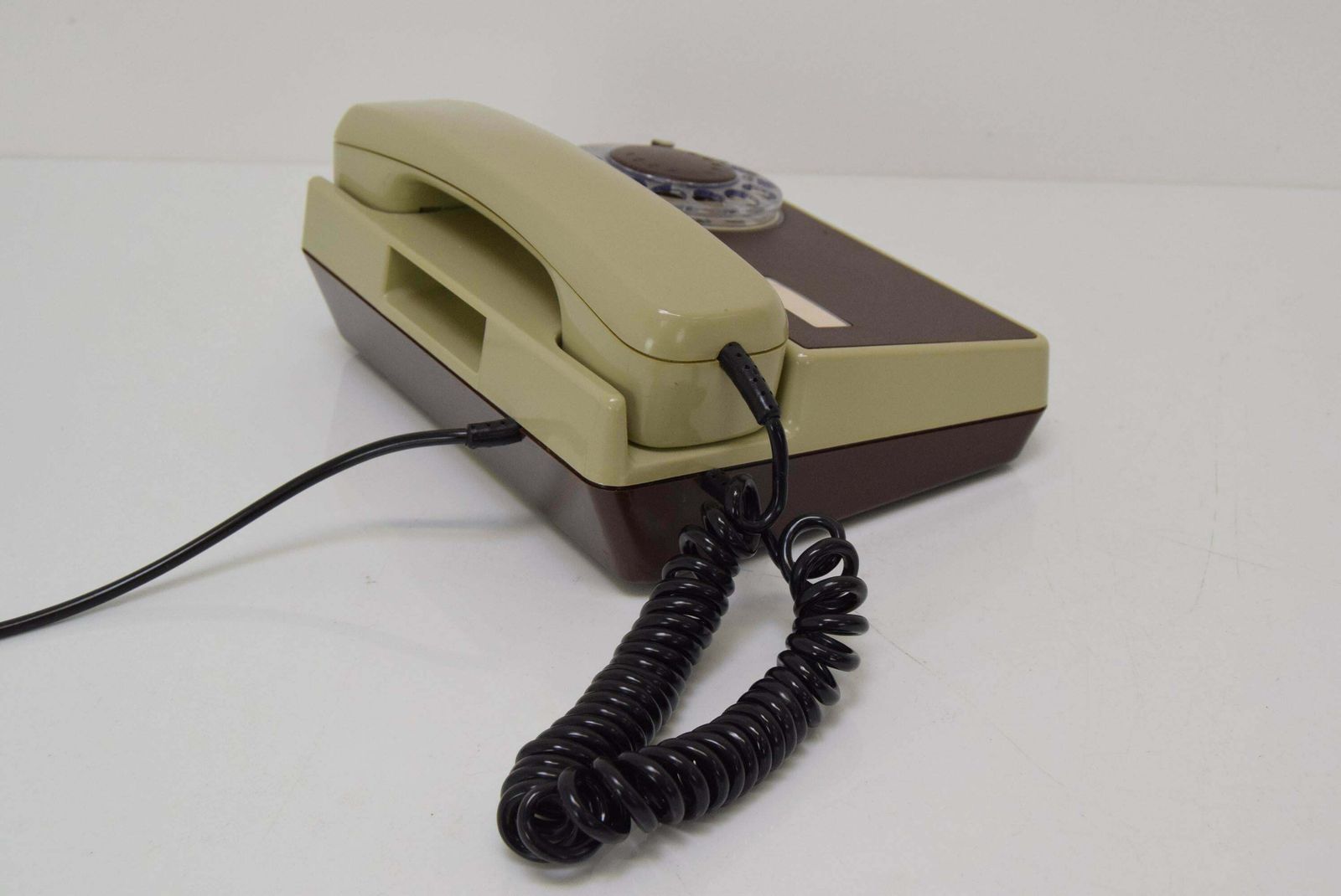 photo furniture Téléphone mid-century Tesla, années 1980.