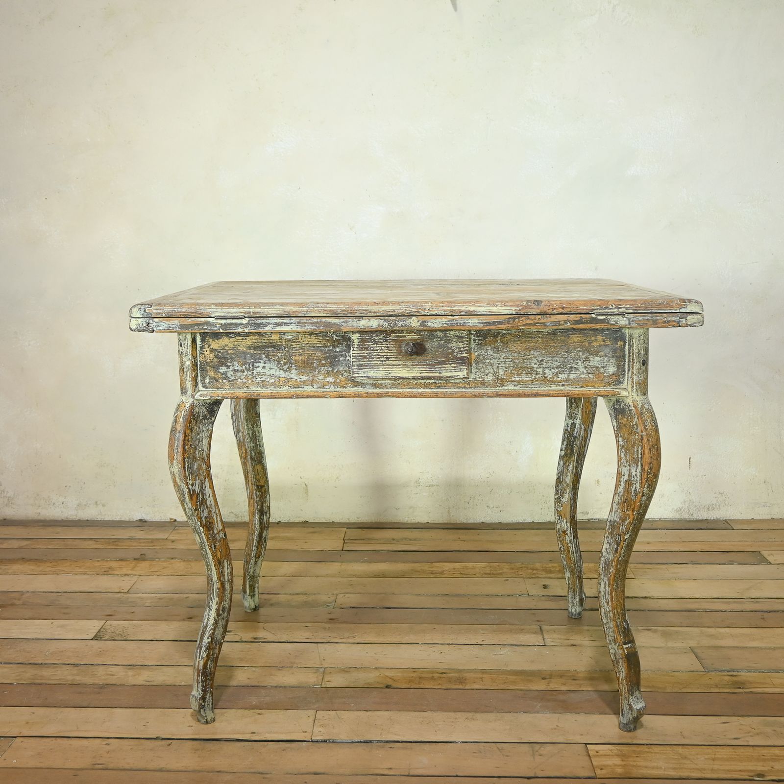 photo vinterior A 19th Century French Painted Swivel Top Dining Table