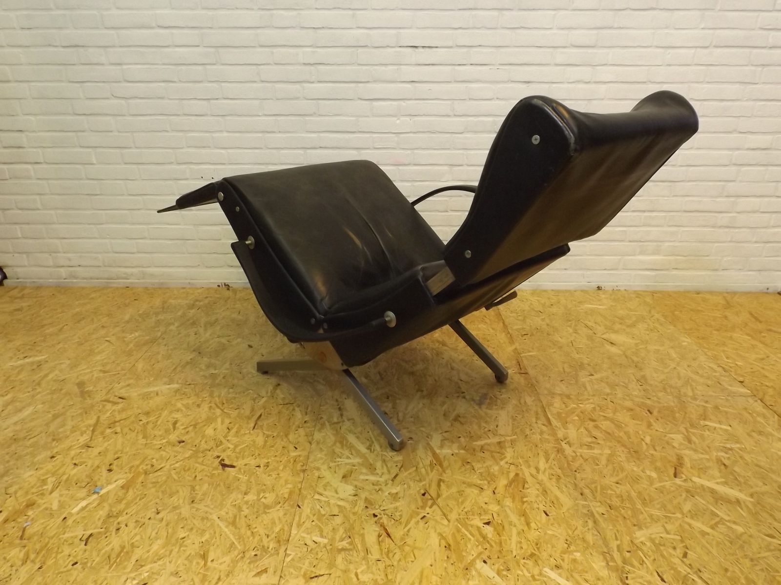 Tecno P40 Lounge Chair, By Osvaldo Borsani photo for sale