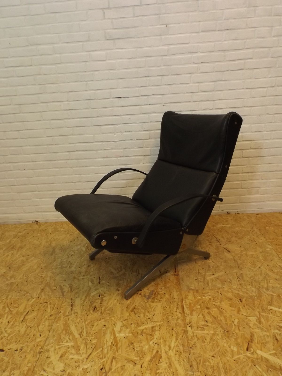 4995.0 Tecno P40 Lounge Chair, By Osvaldo Borsani photo