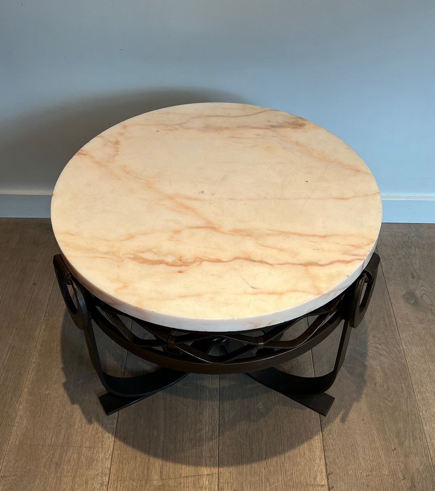 photo vinterior Art Deco Wrought And Hammered Iron Pedestal Table With White Marble Top