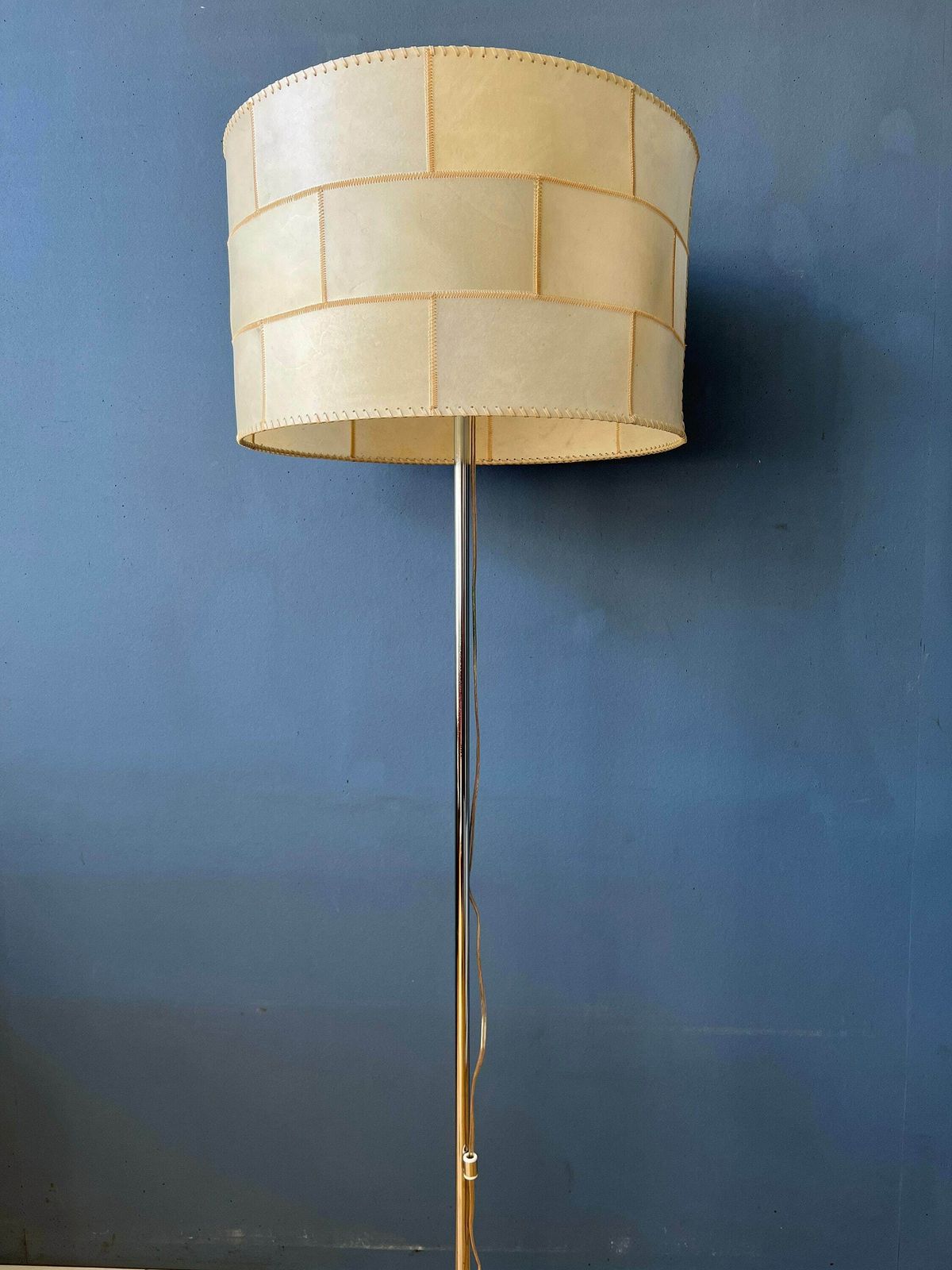 Mid Century Staff Leuchten Vloerlamp Met Leren Kap photo vinterior