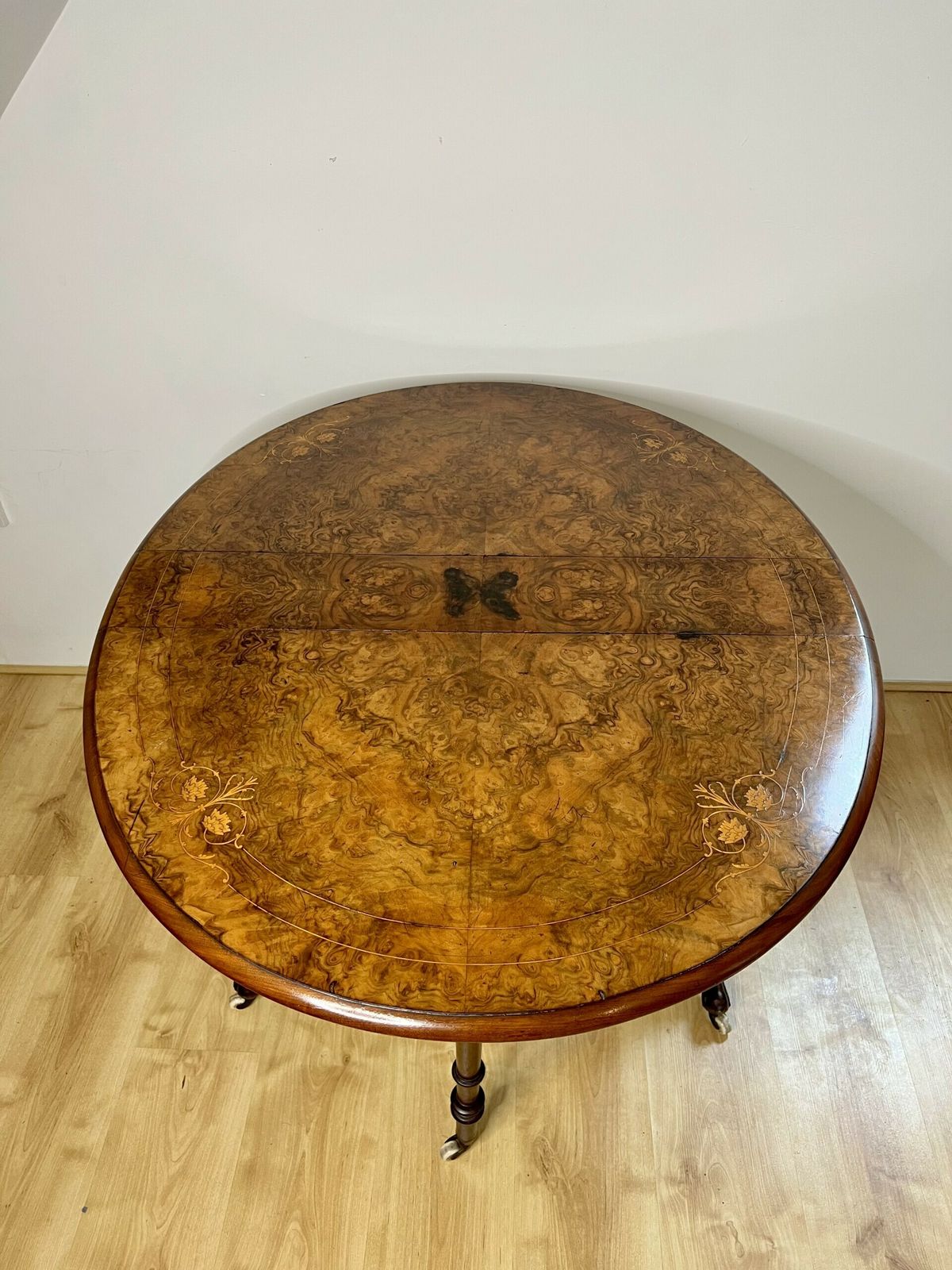 photo vinterior Fantastic Quality Victorian Burr Walnut Inlaid Sutherland Table