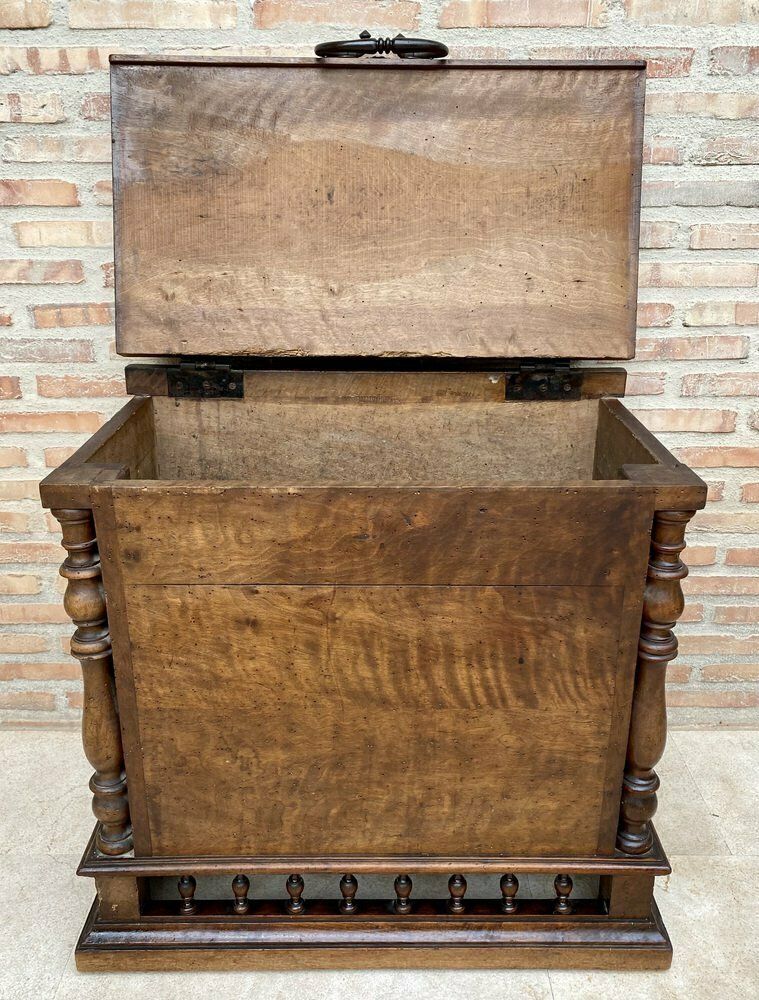 photo for sale Begin 20e Eeuwse Franse Handgesneden Houten Kist