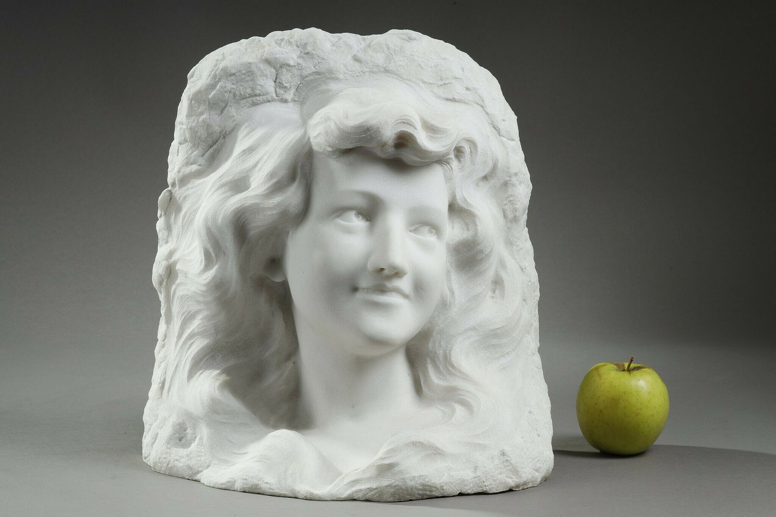 photo vintage Bust Of A Young Woman In Carrara Marble, 19th Century