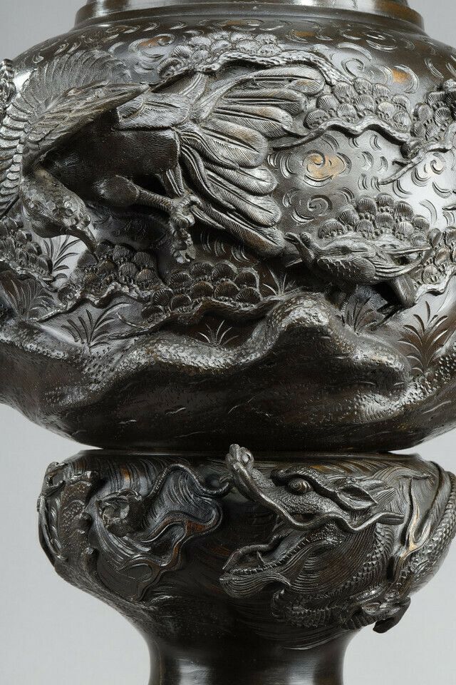 photo vinterior Large Bronze Vase Sculpted With Chimeras, Dragons, Birds Of Prey And Phnix.