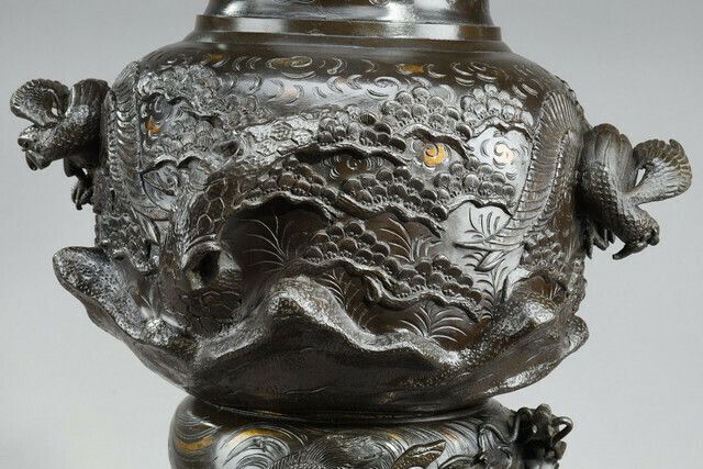 photo vintage Large Bronze Vase Sculpted With Chimeras, Dragons, Birds Of Prey And Phnix.