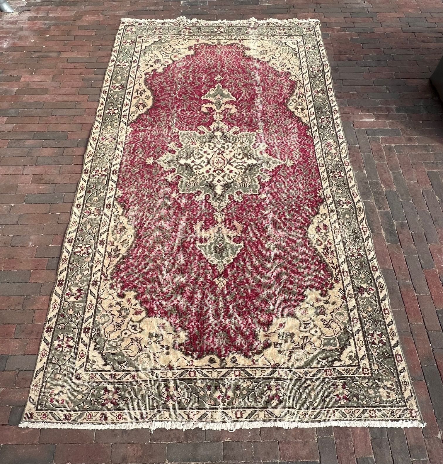 Very High Quality Yuruk Rug – 276 X 179 Cm